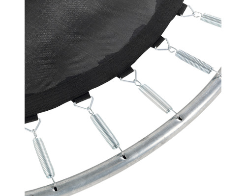 Gros plan sur les ressorts, le cadre et la toile de saut d''un trampoline