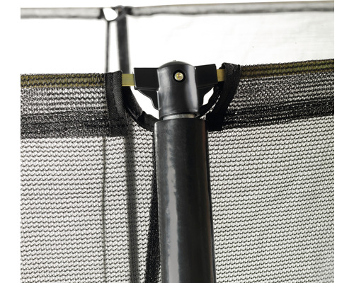 Gros plan sur le filet de sécurité du trampoline et la fixation du cadre.