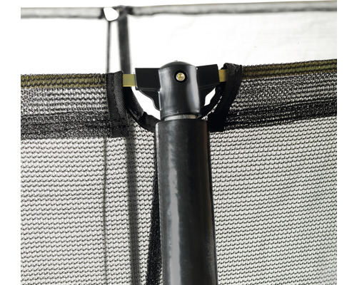 Gros plan d''un filet de sécurité de trampoline avec bordure noire et poteau noir.