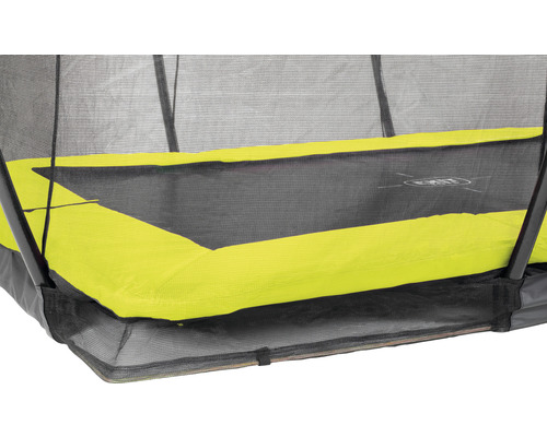 Vue détaillée d''un trampoline de jardin avec filet de sécurité