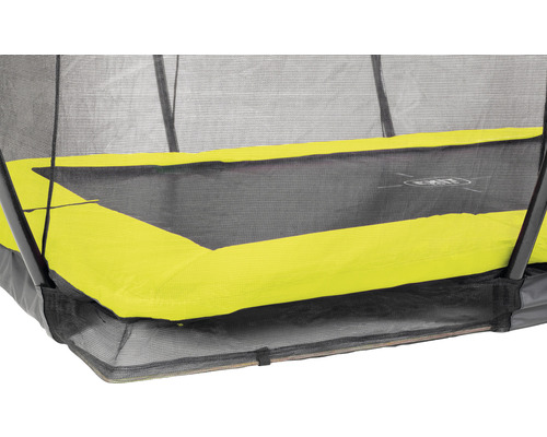 Vue détaillée d''un trampoline de jardin avec filet de sécurité