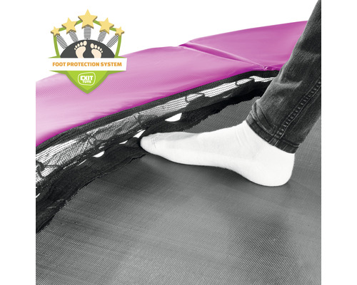 Gros plan d''un pied sur la toile de saut d''un trampoline, avec le symbole du système de protection des pieds d''Exit Toys.