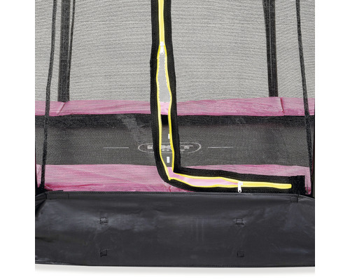 Gros plan d''un trampoline avec filet de sécurité et fermeture éclair