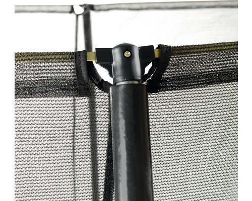 Gros plan d''un filet de sécurité de trampoline avec barre et fixation noires.