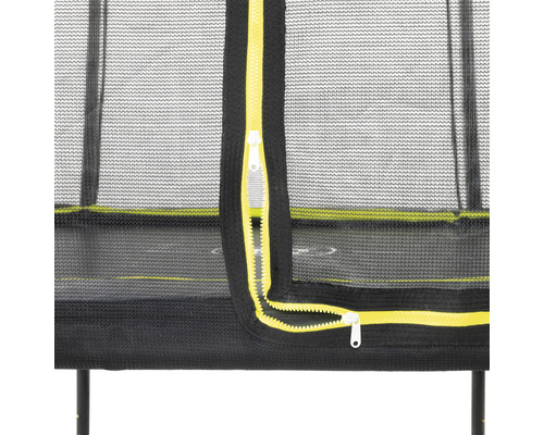 Gros plan d''un filet de sécurité de trampoline avec fermeture éclair