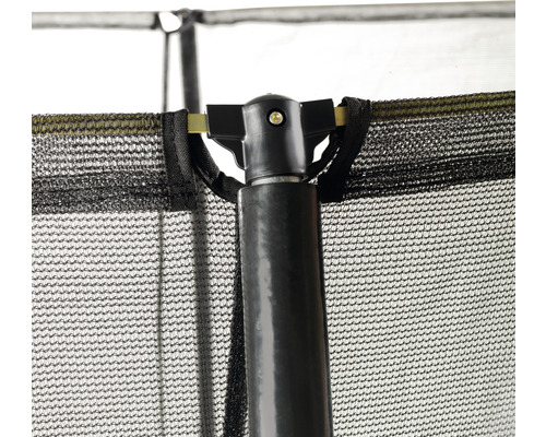 Gros plan d''un filet de sécurité de trampoline et d''un poteau.