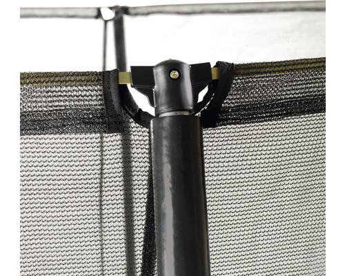 Gros plan d''un trampoline avec filet de sécurité et poteaux de soutien