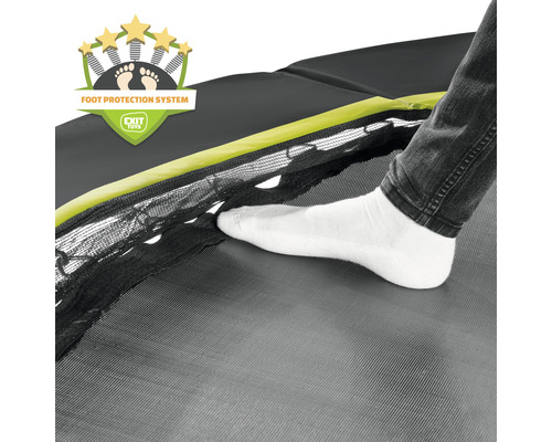 Gros plan d''un trampoline avec système de protection des pieds et d''une personne qui se coince le pied entre le filet et la surface de saut.