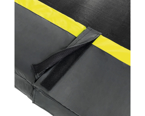 Gros plan d''un coussin de protection de trampoline avec fermeture velcro