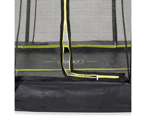 Gros plan de la fermeture éclair d''un filet de sécurité pour trampoline.