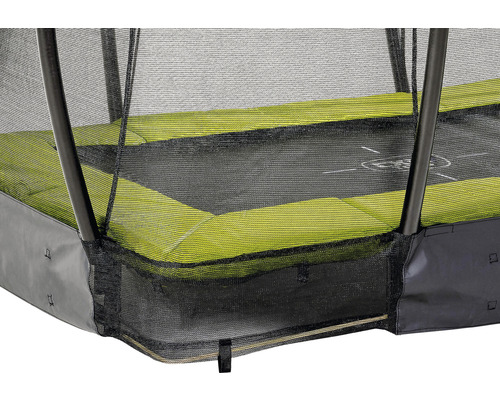 Vue détaillée d''un trampoline de jardin avec filet de sécurité et rembourrage du cadre