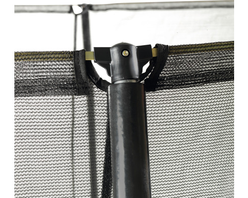 Gros plan d''un filet de sécurité de trampoline avec poteau de support