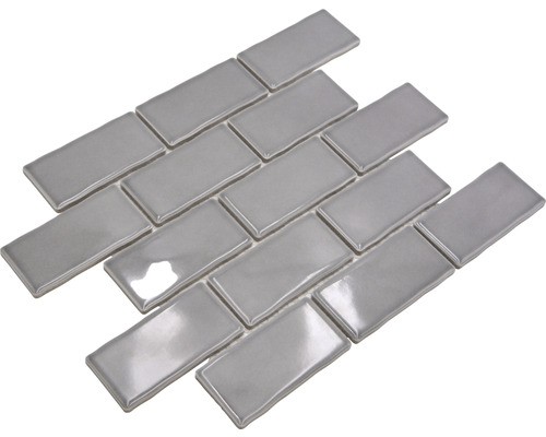 Rechteckige, glänzende Fliesen im Verbund verlegt