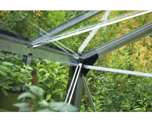Detailansicht eines Gewächshauses mit Aluminiumrahmen und Verglasung