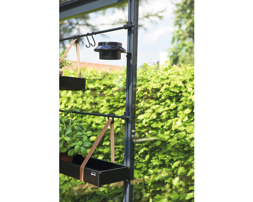 Serre en acier avec bacs à plantes et lampe solaire