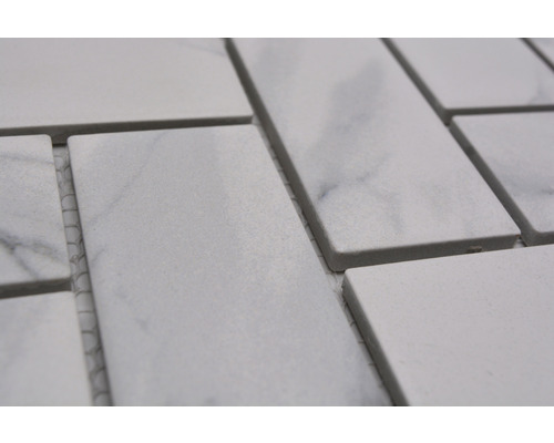 Rechteckige Fliesen aus Steinzeug auf einem Netz