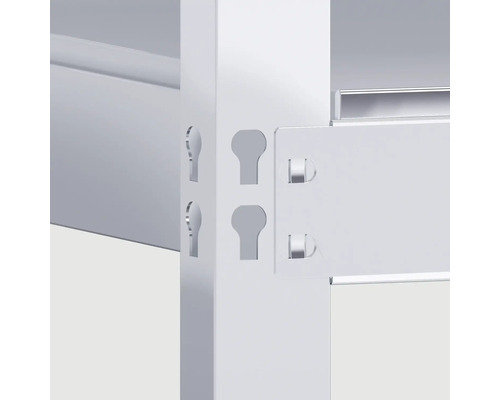 Detailansicht eines Metallregals mit Lochsystem zur flexiblen Anbringung der Regalböden