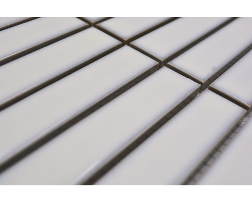 Detailaufnahme von rechteckigen Mosaikfliesen