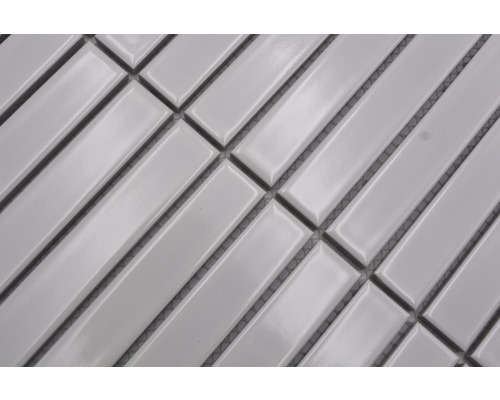 Keramikfliesen in länglicher Form auf einem Netz