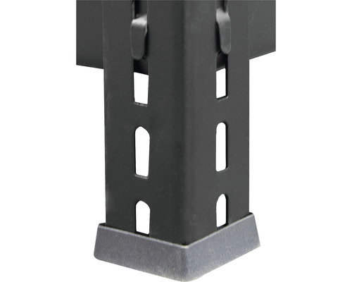 Detailaufnahme des Fußes eines schwarzen Metallregals mit Löchern zur individuellen Höhenverstellung