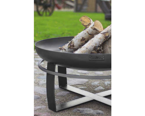 Feuerschale mit Holz auf einem Steinsockel