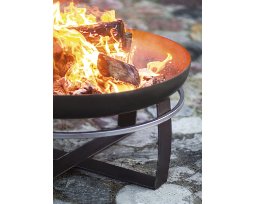 Feuerschale mit brennendem Holz auf einem Metallständer.