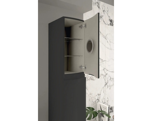 Armoire haute de salle de bain ouverte avec étagères