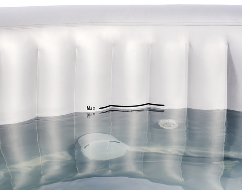 Gros plan d''un jacuzzi gonflable rempli d''eau, avec un indicateur de niveau de remplissage maximal.
