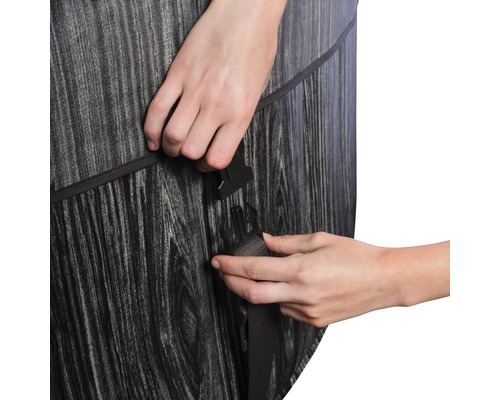 Vue détaillée d''un clip de sécurité sur une couverture de piscine