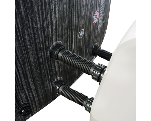 Vue détaillée d''un jacuzzi avec raccords et tuyaux