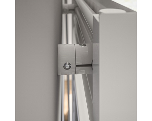 Detailaufnahme einer Halterung für einen Handtuchwärmer