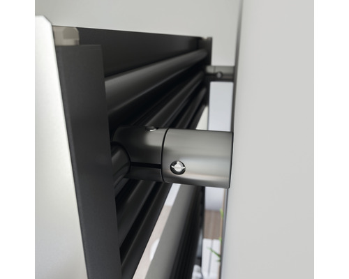 Detailansicht eines montierten Heizkörpers an einer Wand.