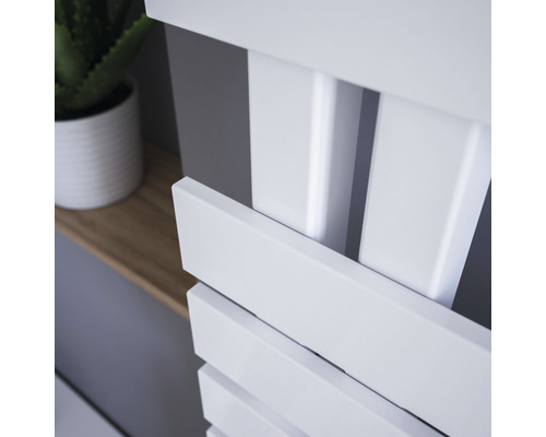 Detailansicht eines Badezimmerschranks mit horizontalen Lamellen