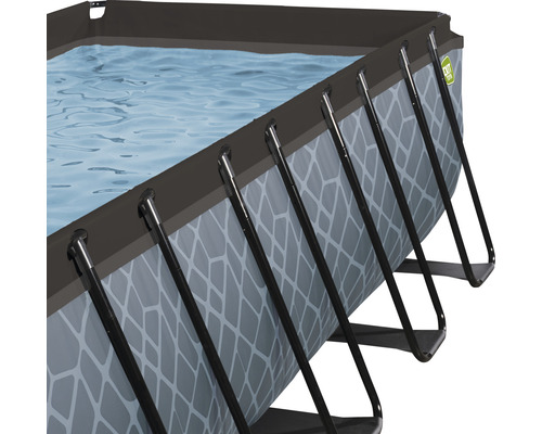 Vue détaillée d''une piscine hors sol avec armature en acier et eau