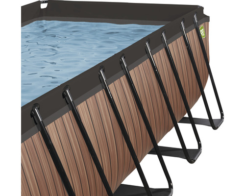 Vue détaillée d''une piscine hors-sol rectangulaire avec aspect bois et supports en acier noir.