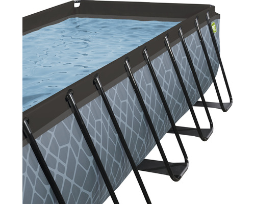 Piscine hors sol avec structure en acier et surface d''eau