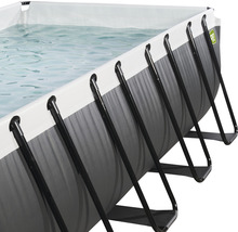 Vue détaillée d''une piscine hors-sol avec cadre en acier et remplie d''eau.
