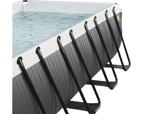 Vue détaillée d''une piscine hors-sol avec cadre en acier et remplie d''eau.