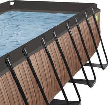 Detailansicht eines rechteckigen Schwimmbeckens mit Holzoptik und Stahlrahmen