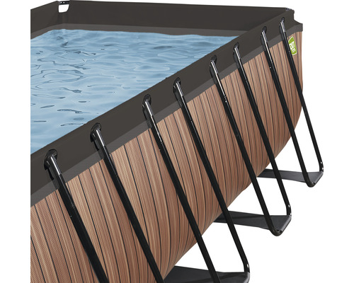 Detailansicht eines rechteckigen Schwimmbeckens mit Holzoptik und Stahlrahmen