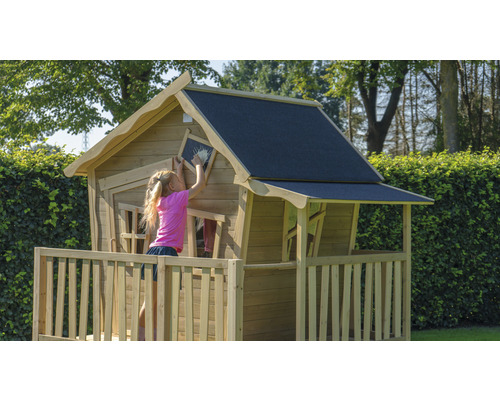 Holzspielhaus mit Terrasse und Kind beim Malen auf einer Tafel