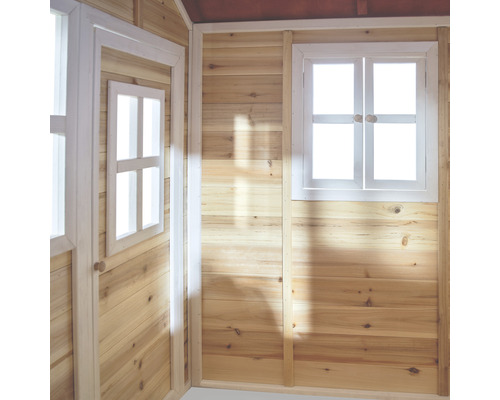 Innenansicht eines Holzspielhauses mit Tür und Fenster