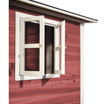 Vue détaillée d''une maison en bois avec une fenêtre ouverte