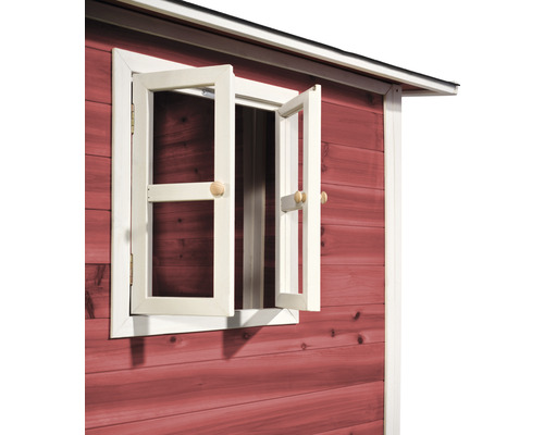 Detailansicht eines Holzhauses mit geöffnetem Fenster