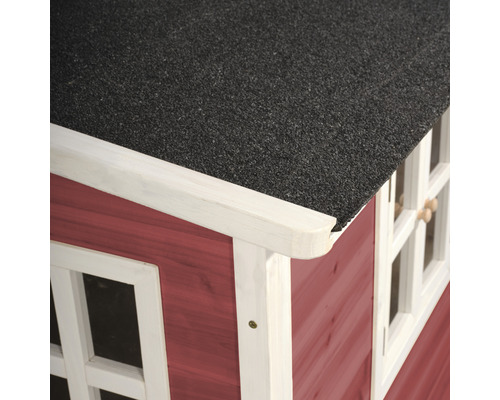 Detailansicht eines Spielhauses mit Dachpappe und Fenstern