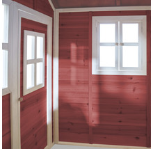 Vue intérieure d''une cabane avec fenêtres et murs en bois