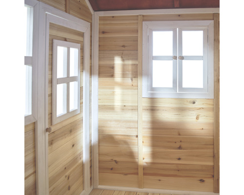 Innenansicht eines Holzhauses mit Fenster und Tür