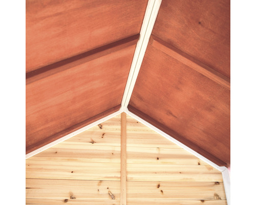 Innenansicht eines Holzhauses mit Dach und Wandpaneelen