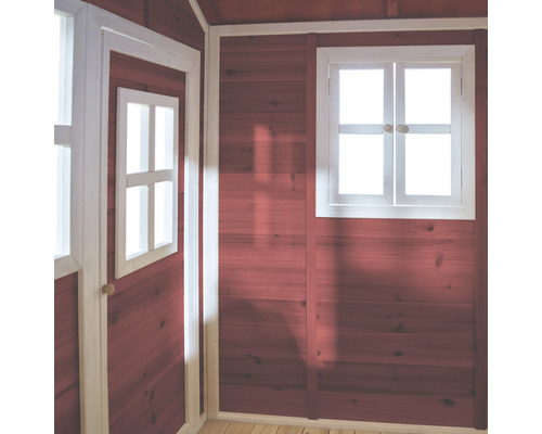 Innenansicht eines Holzhauses mit Fenster und Tür