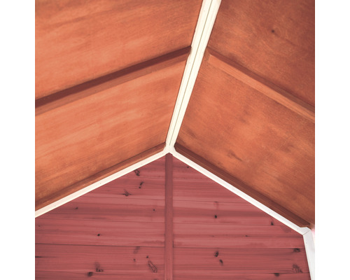 Innenansicht eines Gartenhauses mit Holzwänden und Dachkonstruktion